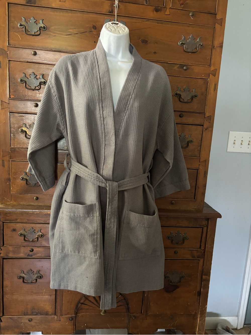 Woman's Short One Size Gray Waffle Weave Robe Like New